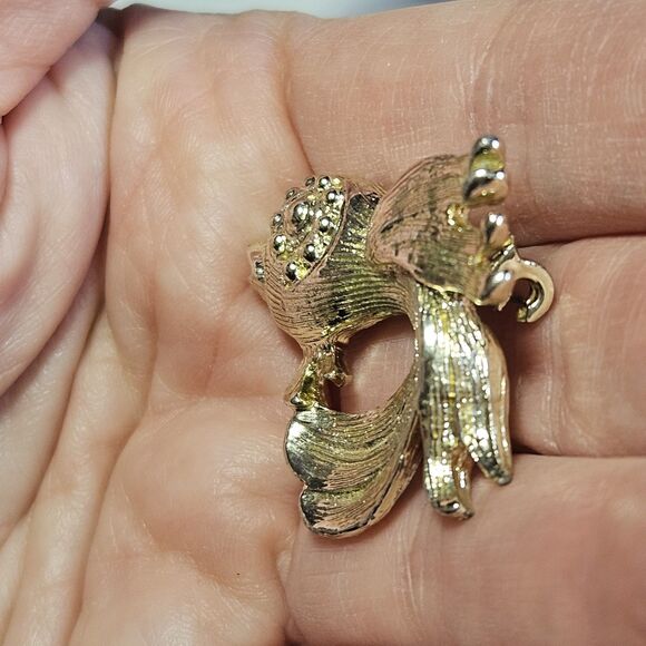 Vintage Pin Goldfish Koi Gold Tone Fancy Brooch Fish Hat Fins Lapel - Picture 2 of 10